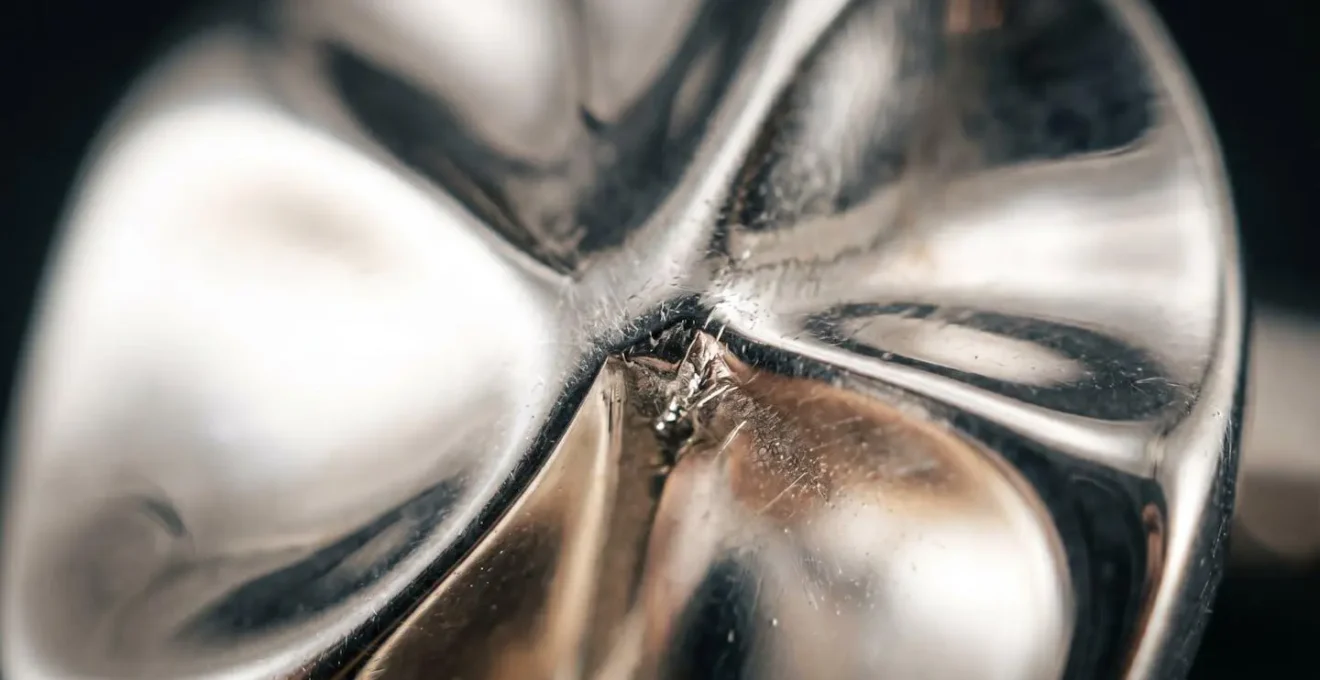 Macro photographique montrant la texture brillante de l'argent sterling avec reflets naturels