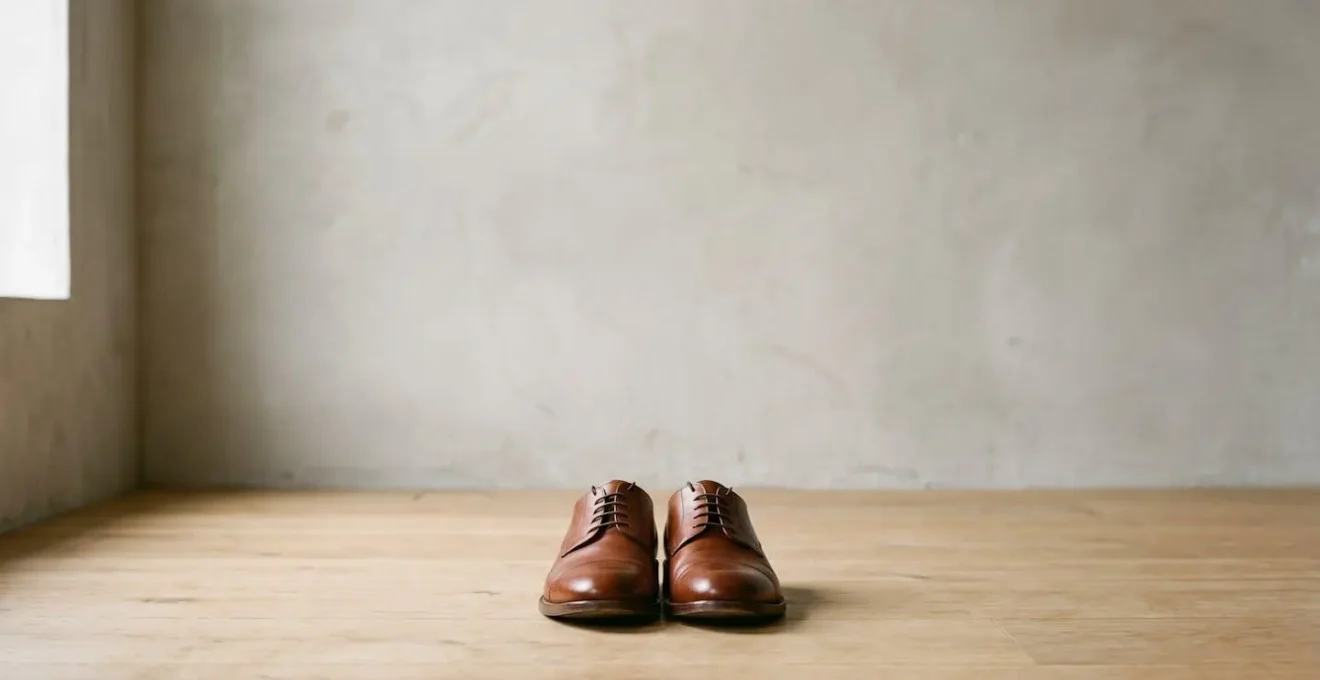 Mise en scène minimaliste évoquant le choix réfléchi d'une paire de chaussures de qualité