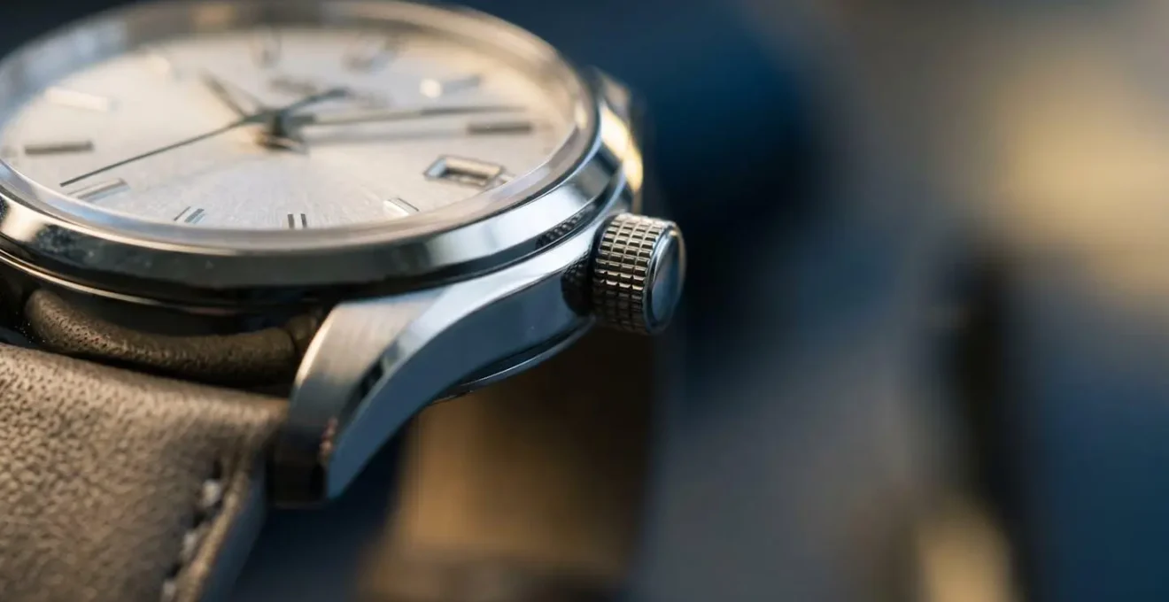 Gros plan macro sur les proportions d'une montre habillée intemporelle montrant l'équilibre entre boîtier et cadran
