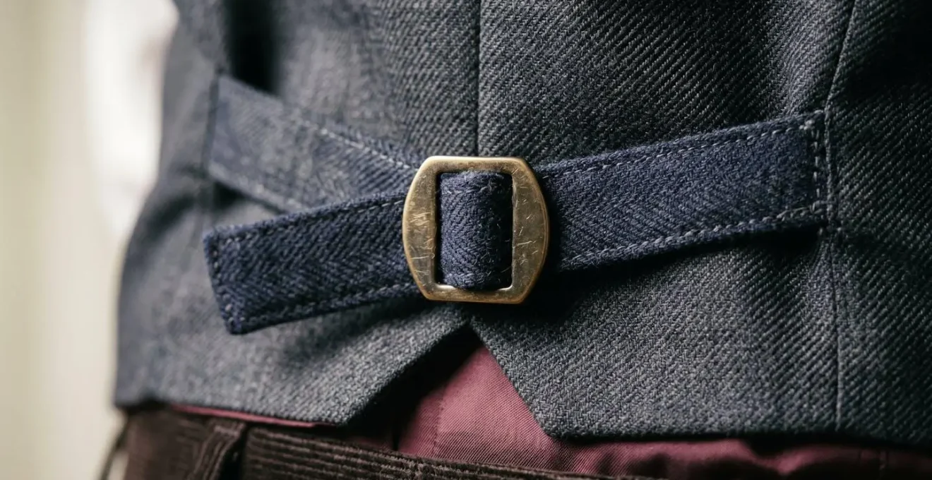 Gros plan sur les détails d'ajustement d'un gilet de costume avec martingale et boutons
