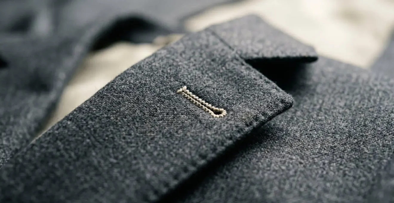 Gros plan détaillé sur le revers d'une veste de costume montrant les proportions et la couture