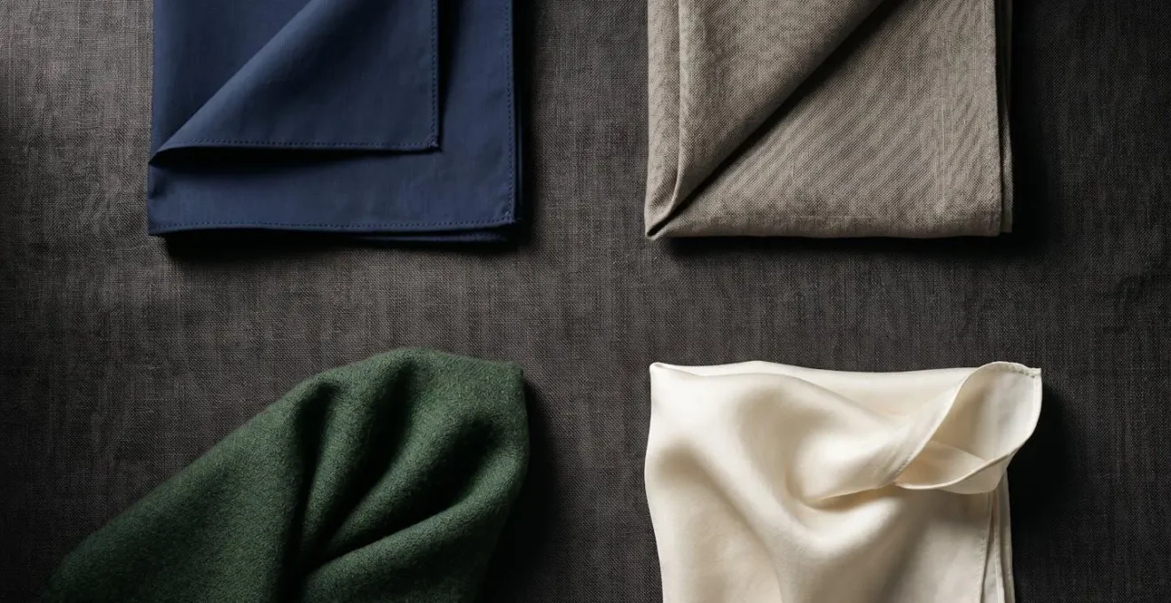 Composition visuelle illustrant différents styles de plis de pochettes selon le contexte formel