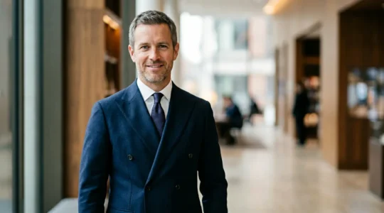 Homme portant une veste croisée bleu marine, posture confiante et naturelle