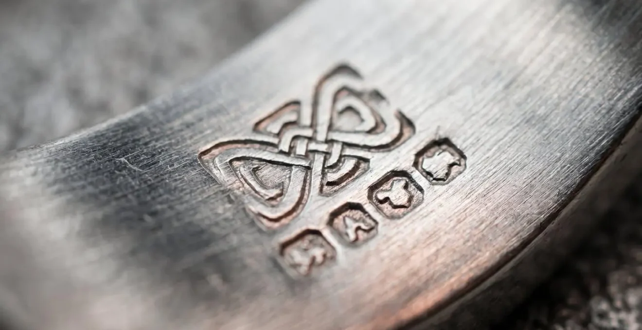 Vue macro d'un poinçon 925 gravé sur un bijou en argent avec texture métallique