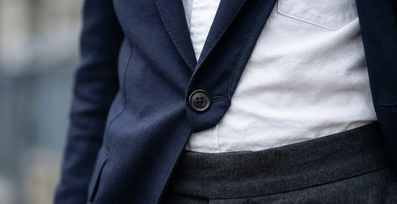 Détails des points de tension et d'ajustement sur une veste d'homme