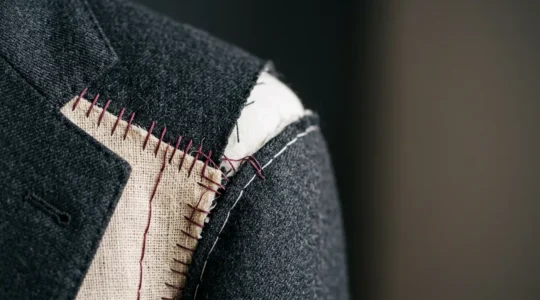 Détails de construction d'une veste de costume sur mesure masculine illustrant les points critiques d'ajustement