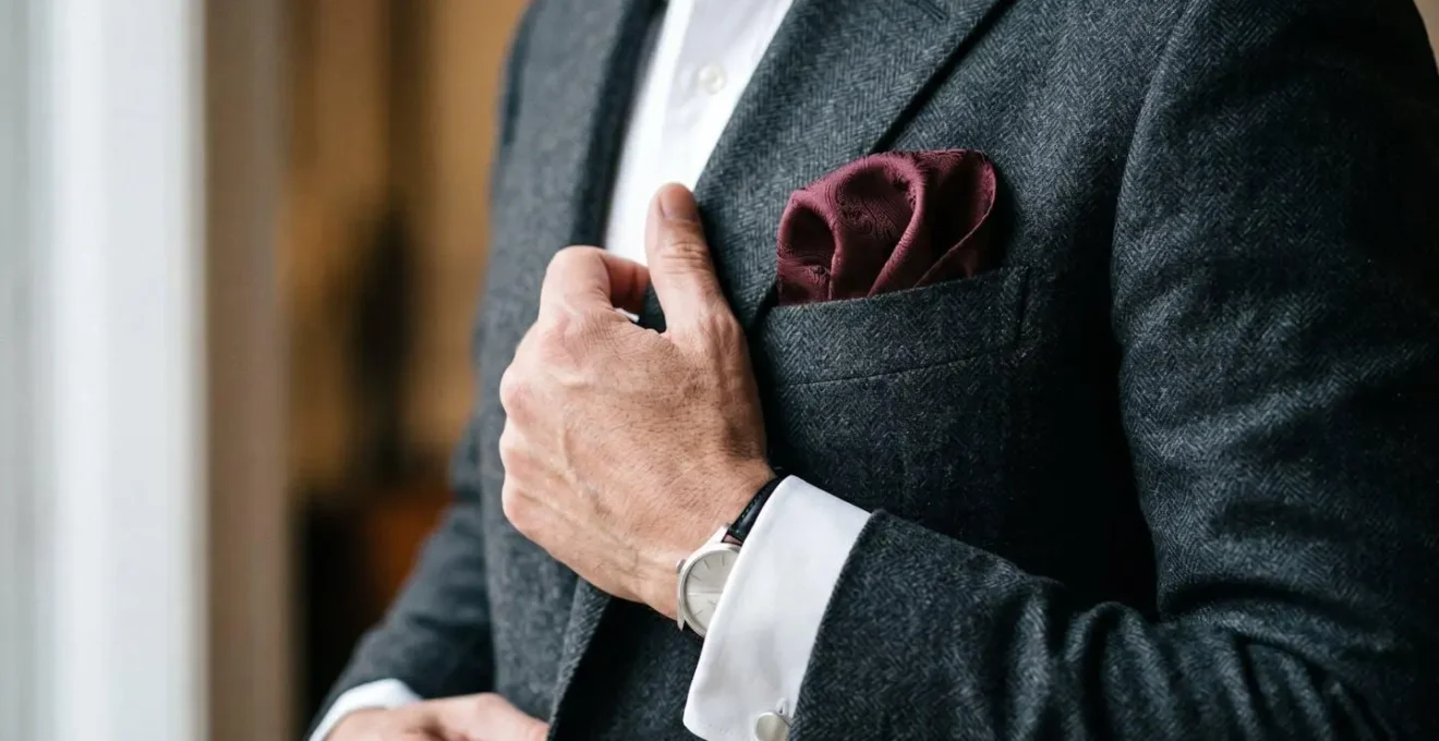 Détail d'une pochette de costume arrangée avec nonchalance étudiée dans la poche d'un blazer italien