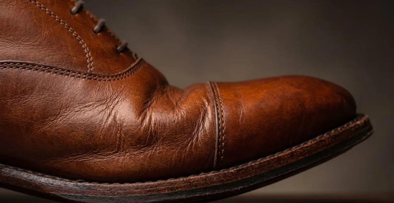 Gros plan macro sur la flexion d'une chaussure de ville en cuir au niveau des orteils