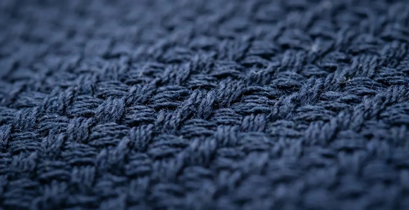 Détail macro d'un tissu Oxford de qualité révélant la densité et la texture du tissage