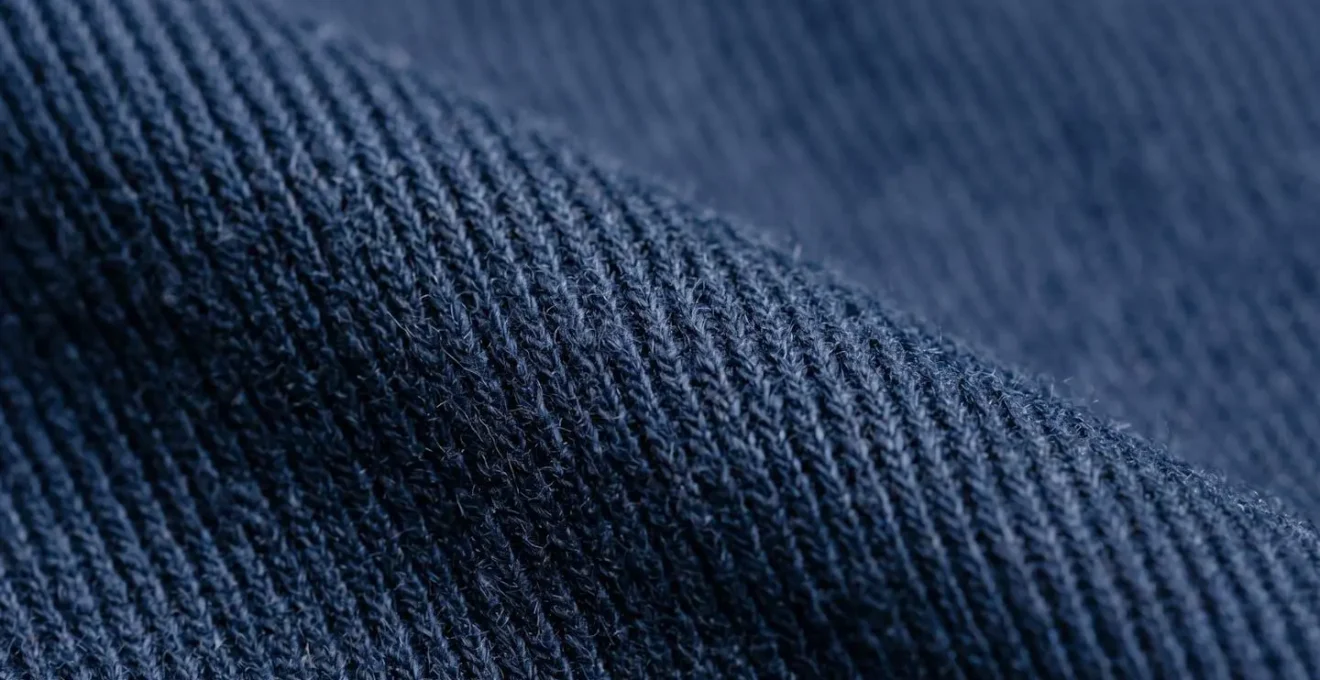Gros plan macro sur la texture d'un tissu twill de coton montrant le tissage diagonal caractéristique